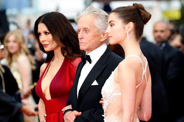 Catherine Zeta-Jones, Michael Douglas und Carys Zeta Douglas bei der Opening Ceremony mit der Premiere des Kinofilms Jeanne du Barry auf dem Festival de Cannes 2023 76. Internationale Filmfestspiele von Cannes im Palais des Festivals. Cannes, 16.05.2023