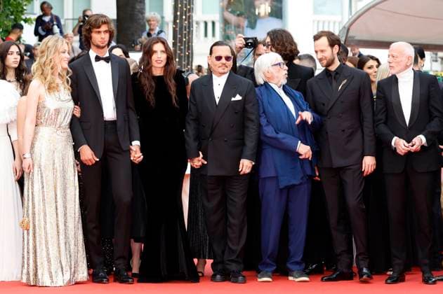 Pauline Pollman, Diego Le Fur, Maiwenn, Johnny Depp, Pierre Richard, Benjamin Lavernhe, Pascal Greggory und Gäste bei der Opening Ceremony mit der Premiere des Kinofilms Jeanne du Barry auf dem Festival de Cannes 2023 76. Internationale Filmfestspiele von Cannes im Palais des Festivals. Cannes, 16.05.2023