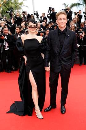 Ruby O. Fee mit Partner Matthias Schweighöfe bei der Opening Ceremony mit der Premiere des Kinofilms Jeanne du Barry auf dem Festival de Cannes 2023 76. Internationale Filmfestspiele von Cannes im Palais des Festivals. Cannes, 16.05.2023