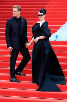 Matthias Schweighöfer mit Partnerin Ruby O. Fee bei der Opening Ceremony mit der Premiere des Kinofilms Jeanne du Barry auf dem Festival de Cannes 2023 76. Internationale Filmfestspiele von Cannes im Palais des Festivals. Cannes, 16.05.2023