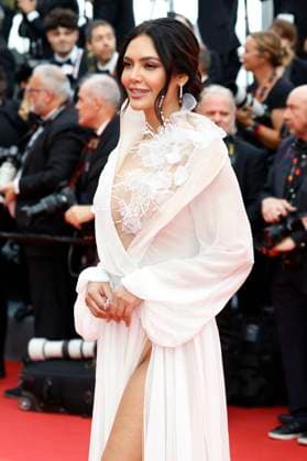 Esha Gupta bei der Opening Ceremony mit der Premiere des Kinofilms Jeanne du Barry auf dem Festival de Cannes 2023 76. Internationale Filmfestspiele von Cannes im Palais des Festivals. Cannes, 16.05.2023