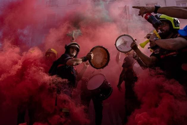 Bilder des Jahres 2023, News 05 Mai News Themen der Woche KW20 News Bilder des Tages May 16, 2023, Madrid, Spain: Firefighters play drums and chant slogans during the demonstration. Demonstration of Spanish firefighters organized by the Professional Firefighters Union (CUBP). The firefighters have announced that they will ask for the approval of a Framework Law that distinguishes their functions and powers, since they have ensured that there are currently many autonomous communities that do not have laws that regulate their activity, leaving them unprotected. Madrid Spain - ZUMAs197 20230516_zaa_s197_107 Copyright: xGuillermoxGutierrezxCarrascalx