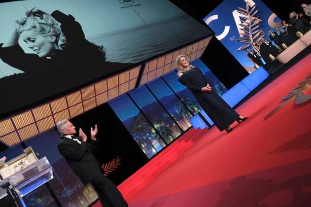 Michael Douglas und Catherine Deneuve bei der Opening Ceremony mit der Verleihung der Goldenen Palme für das Lebenswerk an Michael Douglas auf dem Festival de Cannes 2023 76. Internationale Filmfestspiele von Cannes im Palais des Festivals. Cannes, 16.05.2023