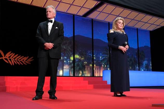 Michael Douglas und Catherine Deneuve bei der Opening Ceremony mit der Verleihung der Goldenen Palme für das Lebenswerk an Michael Douglas auf dem Festival de Cannes 2023 76. Internationale Filmfestspiele von Cannes im Palais des Festivals. Cannes, 16.05.2023