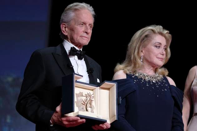 Michael Douglas und Catherine Deneuve bei der Opening Ceremony mit der Verleihung der Goldenen Palme für das Lebenswerk an Michael Douglas auf dem Festival de Cannes 2023 76. Internationale Filmfestspiele von Cannes im Palais des Festivals. Cannes, 16.05.2023