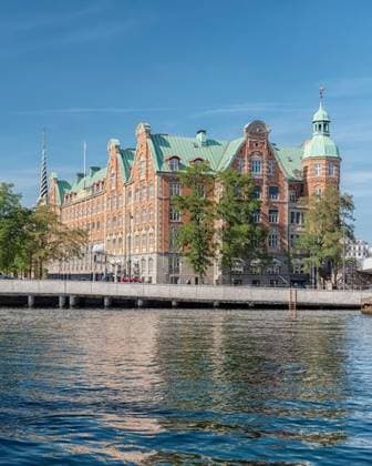 RECORD DATE NOT STATED A view of the old stock exchange building from across the river *** einer Ansicht des der Alte Lager Austausch Gebäude von hochquer der Fluß 6241592