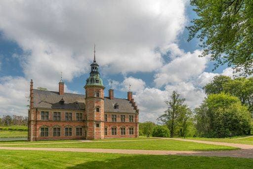 RECORD DATE NOT STATED A scenic view of Frederiksborg Castle, Hillerod, Denmark *** einer landschaftlich Ansicht des Frederiksborg Castle, Hillerod, Dänemark 6261668