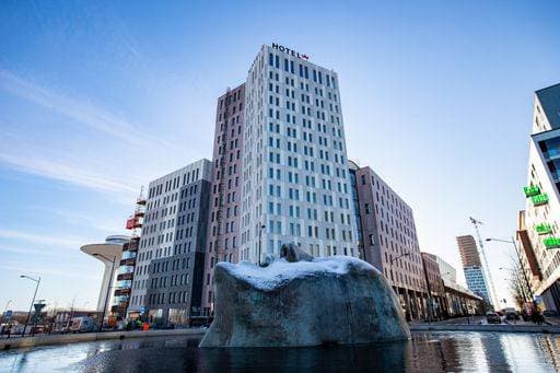 RECORD DATE NOT STATED A view of the Malmo Arena Hotel with a fountain and artwork in front of it *** einer Ansicht des der Malmo Arena Hotelbus mit einer Fontäne und Kunstwerks ÊIn vorne des es 6312129