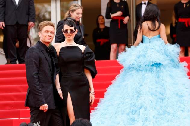Matthias Schweighöfer mit Freundin Ruby O. Fee bei der Opening Ceremony mit der Premiere des Kinofilms Jeanne du Barry auf dem Festival de Cannes 2023 76. Internationale Filmfestspiele von Cannes im Palais des Festivals. Cannes, 16.05.2023