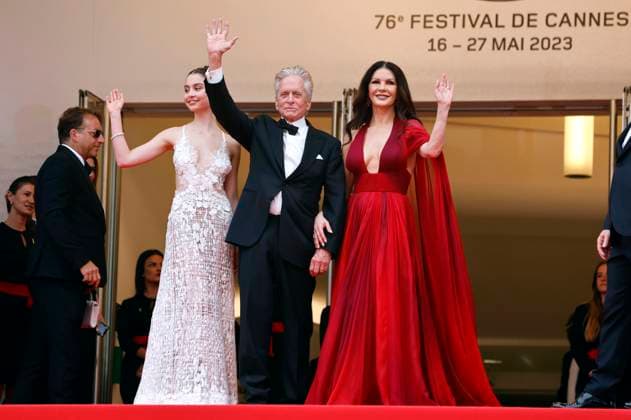Michael Douglas und Catherine Zeta-Jones mit Tochter Carys Zeta Douglas bei der Opening Ceremony mit der Premiere des Kinofilms Jeanne du Barry auf dem Festival de Cannes 2023 76. Internationale Filmfestspiele von Cannes im Palais des Festivals. Cannes, 16.05.2023