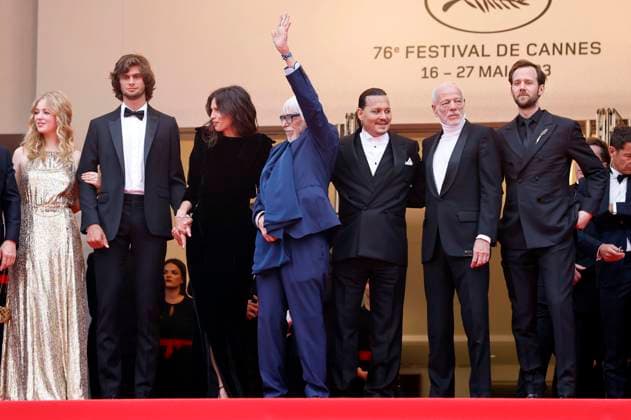 Pauline Pollman, Diego Le Fur, Maiwenn, Pierre Richard, Johnny Depp, Pascal Greggory und Benjamin Lavernhe bei der Opening Ceremony mit der Premiere des Kinofilms Jeanne du Barry auf dem Festival de Cannes 2023 76. Internationale Filmfestspiele von Cannes im Palais des Festivals. Cannes, 16.05.2023