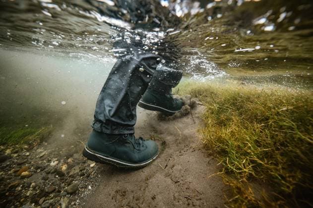 Underwater photo of a fly fisherman?s wading boot on rocks Emigrant, Montana, United States CR_BRDO2302107A-1125115-01 ,model released, Symbolfoto