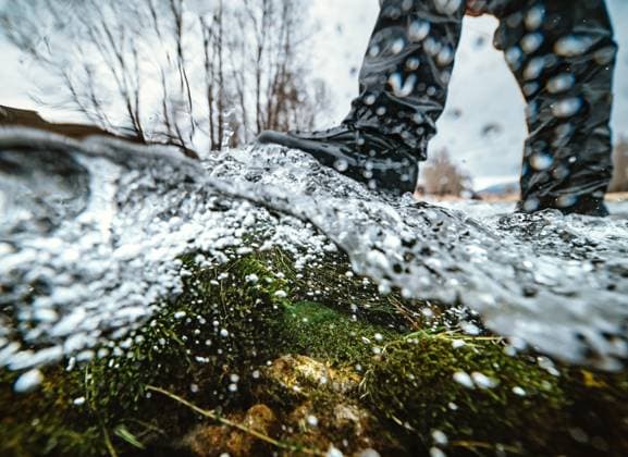 Underwater photo of a fly fisherman?s wading boot on rocks Emigrant, Montana, United States CR_BRDO2302107A-1125117-01 ,model released, Symbolfoto