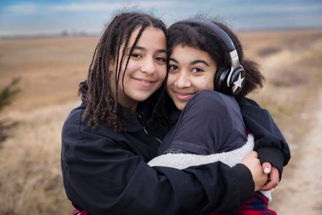 portrait of biracial sisters embracing and smiling Provincetown, Massachusetts, United States CR_JUCU230211-1100428-01 ,model released, Symbolfoto