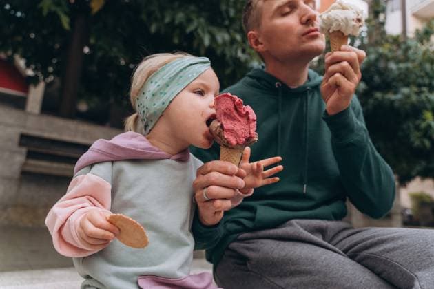 IMAGO Creative, Lifestyle, Frühling in der Stadt Man and baby eating italian ice cream on the street Trezzo sull Adda, Lombardy, Italy CR_NEPM230214-1127613-01 ,model released, Symbolfoto