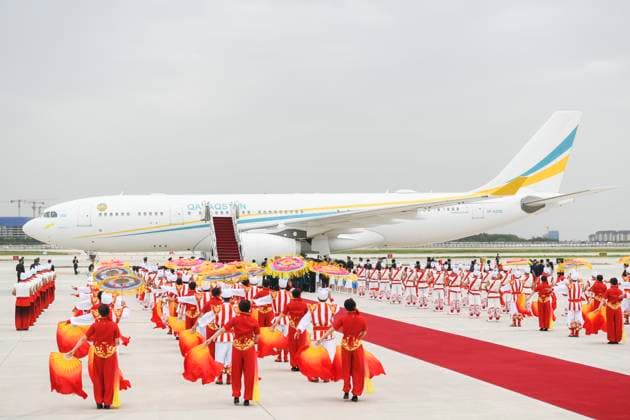 News Themen der Woche KW20 News Bilder des Tages (230517) -- XI AN, May 17, 2023 -- Shaanxi folk artists perform during a welcoming ceremony for leaders of the Central Asian countries in Xi an, northwest China s Shaanxi Province, on May 17, 2023. Presidents of five Central Asian countries -- Kazakhstan, Kyrgyzstan, Tajikistan, Turkmenistan and Uzbekistan -- are expected to arrive in the city of Xi an, northwest China s Shaanxi Province, starting from Wednesday to attend the China-Central Asia Summit, which is scheduled for May 18 and 19. A team of 190 performers, including Shaanxi folk dancers, are at the airport to welcome the leaders of the Central Asian countries. ) CHINA-SHAANXI-XI AN-CHINA-CENTRAL ASIA SUMMIT-PRESIDENTS-ARRIVAL-PERFORMANCE (CN) LuxYang 