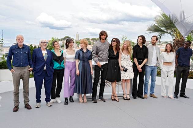 Pascal Greggory, Pierre Richard, Laura Le Velly, Suzanne De Baecque, India Hair, Diego Le Fur, Maiwenn, Pauline Pollmann, Thibault Bonenfant, Benjamin Lavernhe, Capucine Valmary und Djibril Djimo beim Photocall zum Kinofilm Jeanne du Barry auf dem Festival de Cannes 2023 76. Internationale Filmfestspiele von Cannes am Palais des Festivals. Cannes, 17.,05.2023