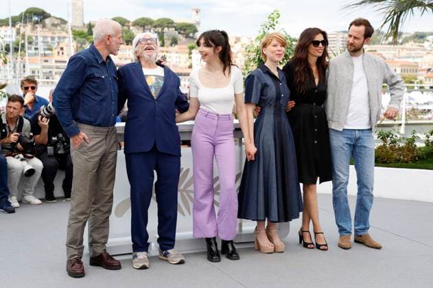 Pascal Greggory, Pierre Richard, Suzanne de Baecque, India Hair, Maiwenn und Benjamin Lavernhe beim Photocall zum Kinofilm Jeanne du Barry auf dem Festival de Cannes 2023 76. Internationale Filmfestspiele von Cannes am Palais des Festivals. Cannes, 17.,05.2023
