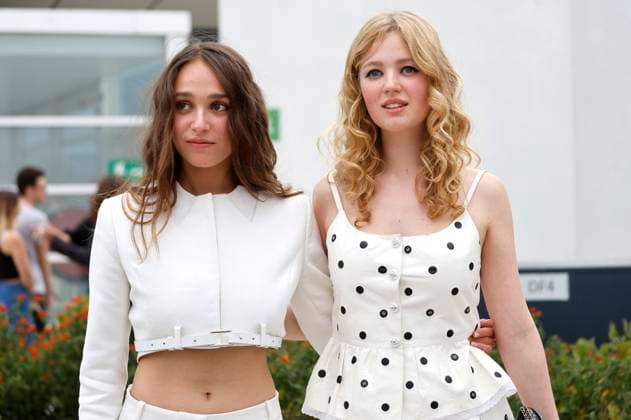 Capucine Valmary und Pauline Pollmann beim Photocall zum Kinofilm Jeanne du Barry auf dem Festival de Cannes 2023 76. Internationale Filmfestspiele von Cannes am Palais des Festivals. Cannes, 17.,05.2023