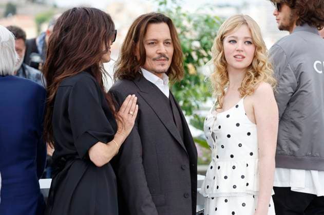 Maiwenn, Johnny Depp und Pauline Pollmann beim Photocall zum Kinofilm Jeanne du Barry auf dem Festival de Cannes 2023 76. Internationale Filmfestspiele von Cannes am Palais des Festivals. Cannes, 17.,05.2023