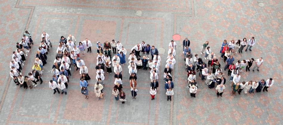 News Themen der Woche KW20 News Bilder des Tages KYIV, UKRAINE - MAY 17, 2023 - Employees of the Ukrainian Foreign Ministry and members of the Youth Council form the word UKRAINE in a bid to set the record of Ukraine for the largest simultaneous action in honour of Vyshyvanka Day outside the Foreign Ministry building in Kyiv, capital of Ukraine. Every year on the third Thursday in May, Ukrainians and friends of Ukraine wear vyshyvankas, the iconic Ukrainian embroidered shirt, as a symbol of the material and spiritual heritage of the Ukrainian people. World Vyshyvanka Day in Kyiv  Copyright: xHennadiixMinchenkox