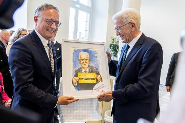 News Bilder des Tages Festakt im Neuen Schloss zum 75. Geburtstag von Winfried Kretschmann. Der Politiker von Bündnis 90 Die Grünen ist seit zwölf Jahren Ministerpräsident von Baden-Württemberg. Es gratuliert der SPD-Landesvorsitzende und Oppositionsführer im Landtag, Andreas Stoch (links). 17.05.2023: Stuttgart, Baden-Württemberg, Deutschland, Europa *** Ceremony in the New Palace on the 75th birthday of Winfried Kretschmann The politician from Alliance 90 The Greens has been Minister President of Baden Württemberg for twelve years It congratulates the SPD state chairman and opposition leader in the state parliament, Andreas Stoch left 17 05 2023 Stuttgart, Baden Württemberg, Germany, Europe