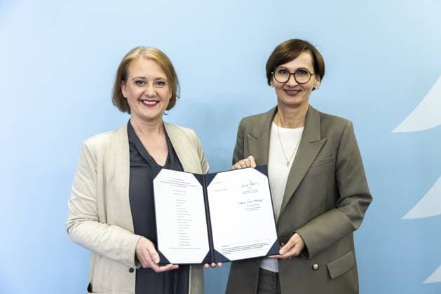 News Themen der Woche KW20 News Bilder des Tages Bundesfamilienministerin Lisa Paus Verwaltungsvereinbarung zum Investitionsprogramm Ganztagsausbau mit Bundesbildungsministerin Bettina Stark-Watzinger in Berlin, 17.05.2023. Berlin Deutschland *** Federal Minister for Family Affairs Lisa Paus Administrative Agreement on the All-Day Expansion Investment Program with Federal Minister of Education Bettina Stark Watzinger in Berlin, 17 05 2023 Berlin Germany Copyright: xLeonxKuegeler BMFSFJ photothek.dex