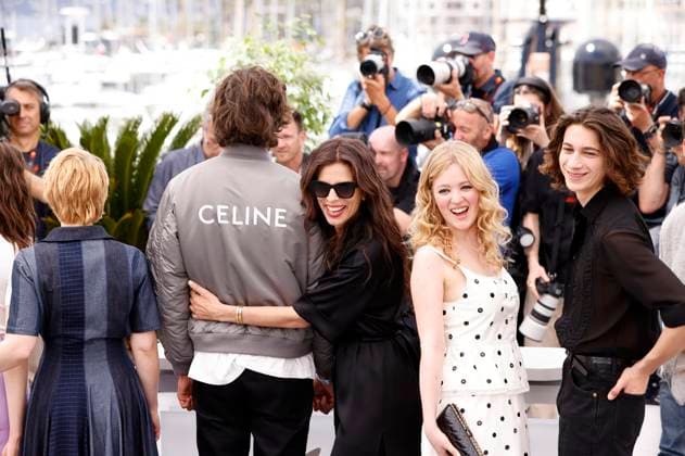 India Hair, Diego Le Fur, Maiwenn, Pauline Pollmann und Thibault Bonenfant beim Photocall zum Kinofilm Jeanne du Barry auf dem Festival de Cannes 2023 76. Internationale Filmfestspiele von Cannes am Palais des Festivals. Cannes, 17.05.2023