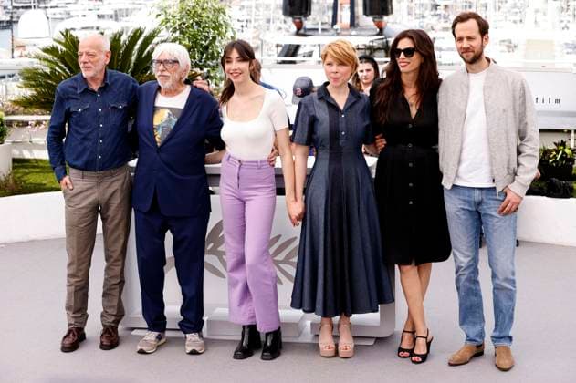 Pascal Greggory, Pierre Richard, Suzanne de Baecque, India Hair, Maiwenn und Benjamin Lavernhe beim Photocall zum Kinofilm Jeanne du Barry auf dem Festival de Cannes 2023 76. Internationale Filmfestspiele von Cannes am Palais des Festivals. Cannes, 17.05.2023