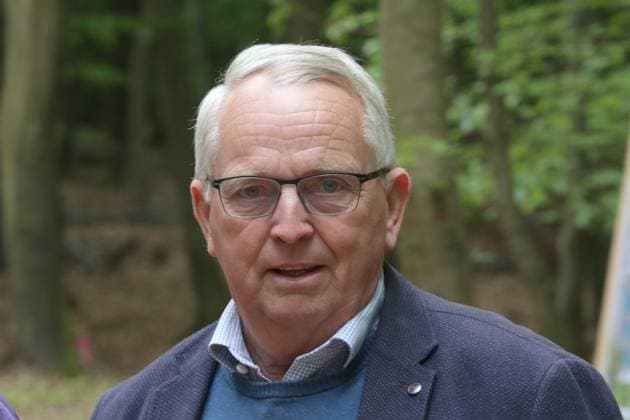 Der Minister für Klimaschutz, Landwirtschaft, ländliche Räume u. Umwelt u. gleichzeitige Forstminister des Mecklenburg-Vorpommern Dr. Till Backhaus informiert am Mittwoch (17.05.2023) unweit der Ortschaft Drönnewitz (Westlich von Demmin Mecklenburgische Seenplatte) zusammen mit Axel Vogt, Forst- und Klimaschutzminister des Landes Bandenburg in einem Freilandlabor über die Möglichkeiten den Gesundheitszustand der Wälder besser zu erfassen. Denn derzeit steht die Frage im Raum, wie man kann man den Gesundheitszustand von unterschiedlichen Baumarten in Mischbeständen mithilfe von Luft- und Satellitenbildern besser erkennen? Daher arbeiten in einem Forschungsprojekt der Landesbetrieb Forst Brandenburg (LFB), die Landesforst MV, das Helmholtz-Ze