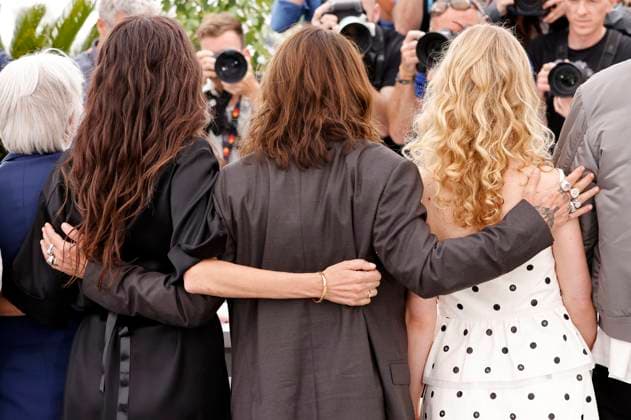 Entertainment Bilder des Tages Maiwenn, Johnny Depp und Pauline Pollmann beim Photocall zum Kinofilm Jeanne du Barry auf dem Festival de Cannes 2023 76. Internationale Filmfestspiele von Cannes am Palais des Festivals. Cannes, 17.05.2023