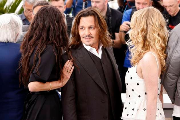 Maiwenn, Johnny Depp und Pauline Pollmann beim Photocall zum Kinofilm Jeanne du Barry auf dem Festival de Cannes 2023 76. Internationale Filmfestspiele von Cannes am Palais des Festivals. Cannes, 17.05.2023