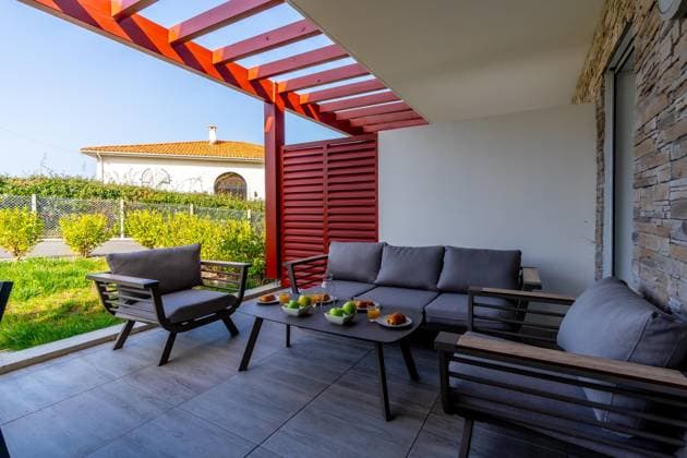 Terrasse des Sommerhauses. Schöne Terrasse mit Frühstück im Morgengrauen neben dem Garten vorbereitet *** Terrace of Summer House Beauty Terrace with Breakfast at Dawn next to the Garden prepared Copyright: imageBROKER UnaixHuizi ibxuhu09268468.jpg