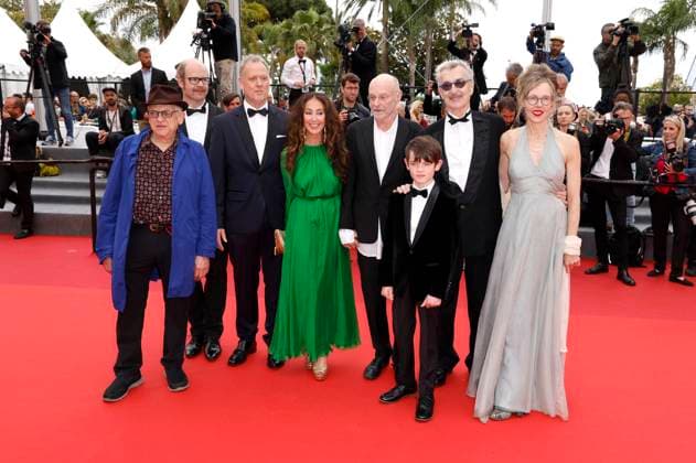 Jeremy Thomas, Daniel Kiefer, Karsten Brünig, Manuela Luca-Dazio, Anselm Kiefer, Anton Wenders, Wim Wenders und Donata Wenders bei der Premiere des Dokumentarfilms Anselm - Das Rauschen der Zeit auf dem Festival de Cannes 2023 76. Internationale Filmfestspiele von Cannes im Palais des Festivals. Cannes, 17.05.2023