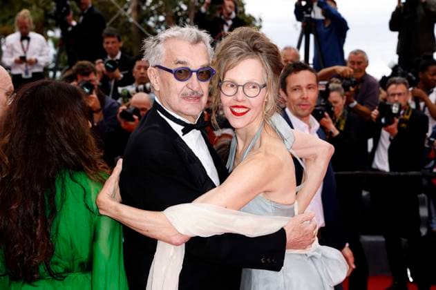 Wim Wenders mit Ehefrau Donata Wenders bei der Premiere des Dokumentarfilms Anselm - Das Rauschen der Zeit auf dem Festival de Cannes 2023 76. Internationale Filmfestspiele von Cannes im Palais des Festivals. Cannes, 17.05.2023
