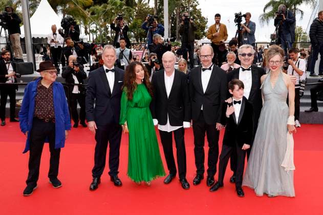 Jeremy Thomas, Karsten Brünig, Manuela Luca-Dazio, Anselm Kiefer, Daniel Kiefer, Anton Wenders, Wim Wenders und Donata Wenders bei der Premiere des Dokumentarfilms Anselm - Das Rauschen der Zeit auf dem Festival de Cannes 2023 76. Internationale Filmfestspiele von Cannes im Palais des Festivals. Cannes, 17.05.2023