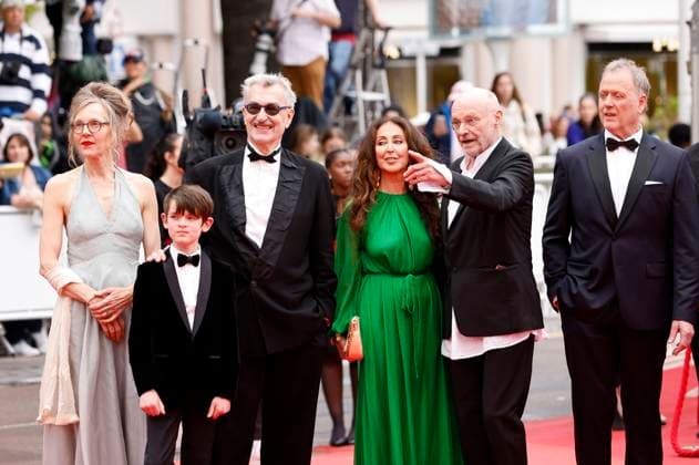 Donata Wenders, Anton Wenders, Wim Wenders, Manuela Luca-Dazio, Anselm Kiefer und Karsten Brünig bei der Premiere des Dokumentarfilms Anselm - Das Rauschen der Zeit auf dem Festival de Cannes 2023 76. Internationale Filmfestspiele von Cannes im Palais des Festivals. Cannes, 17.05.2023