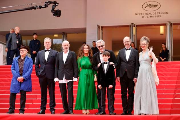 Jeremy Thomas, Karsten Brünig, Anselm Kiefer, Manuela Luca-Dazio, Anton Wenders, Wim Wenders, Daniel Kiefer und Donata Wenders bei der Premiere des Dokumentarfilms Anselm - Das Rauschen der Zeit auf dem Festival de Cannes 2023 76. Internationale Filmfestspiele von Cannes im Palais des Festivals. Cannes, 17.05.2023