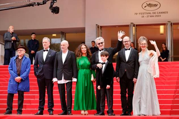 Entertainment Bilder des Tages Jeremy Thomas, Karsten Brünig, Anselm Kiefer, Manuela Luca-Dazio, Anton Wenders, Wim Wenders, Daniel Kiefer und Donata Wenders bei der Premiere des Dokumentarfilms Anselm - Das Rauschen der Zeit auf dem Festival de Cannes 2023 76. Internationale Filmfestspiele von Cannes im Palais des Festivals. Cannes, 17.05.2023