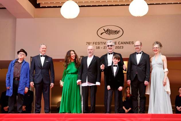Jeremy Thomas, Karsten Brünig, Manuela Luca-Dazio, Anselm Kiefer, Anton Wenders, Wim Wenders, Daniel Kiefer und Donata Wenders bei der Premiere des Dokumentarfilms Anselm - Das Rauschen der Zeit auf dem Festival de Cannes 2023 76. Internationale Filmfestspiele von Cannes im Palais des Festivals. Cannes, 17.05.2023
