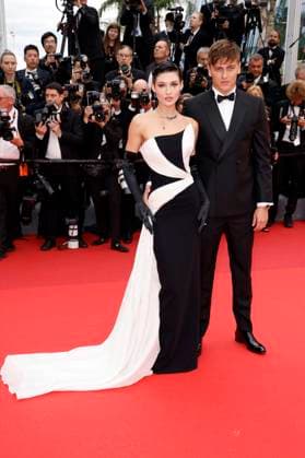 Grace Elizabeth mit Begleitung bei der Premiere des Kinofilms Monster Kaibutsu auf dem Festival de Cannes 2023 76. Internationale Filmfestspiele von Cannes im Palais des Festivals. Cannes, 17.05.2023