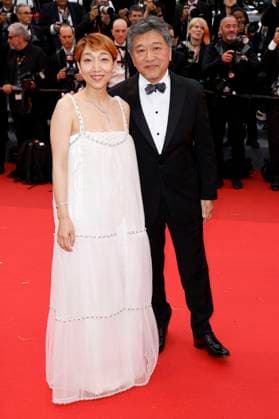 Sakura Ando und Hirokazu Kore-eda bei der Premiere des Kinofilms Monster Kaibutsu auf dem Festival de Cannes 2023 76. Internationale Filmfestspiele von Cannes im Palais des Festivals. Cannes, 17.05.2023