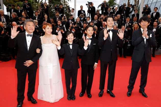 Hirokazu Kore-eda, Sakura Ando, Kurokawa Soya, Hinata Hiiragi, Eita Nagayama und Yuji Sakamoto bei der Premiere des Kinofilms Monster Kaibutsu auf dem Festival de Cannes 2023 76. Internationale Filmfestspiele von Cannes im Palais des Festivals. Cannes, 17.05.2023