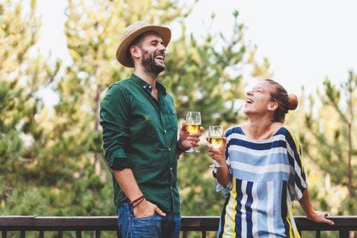 RECORD DATE NOT STATED A young couple flirting on the balcony and drinking white wine *** einer Jung couple Flirten am der Balkon und trinkend weiß Wein 6641835 ,model released, Symbolfoto