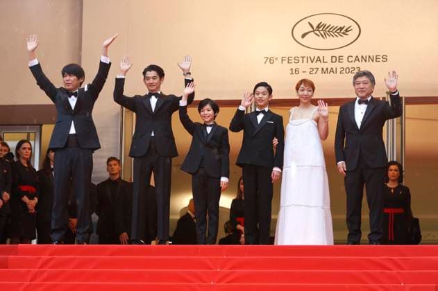 Yuji Sakamoto, Eita Nagayama, Hinata Hiiragi, Kurokawa Soya, Sakura Ando und Hirokazu Kore-eda bei der Premiere des Kinofilms Monster Kaibutsu auf dem Festival de Cannes 2023 76. Internationale Filmfestspiele von Cannes im Palais des Festivals. Cannes, 17.05.2023