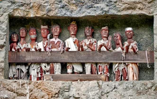IMAGO Cultures of the world, Toraja Volk in Indonesien Tau tau the Toraja way of death, funeral cliff in the middle on the forest Copyright: xalbertoxrigamontix xDesignxPicsx , 31176145 Copyright: albertoxrigamontix xDesignxPics 31176145