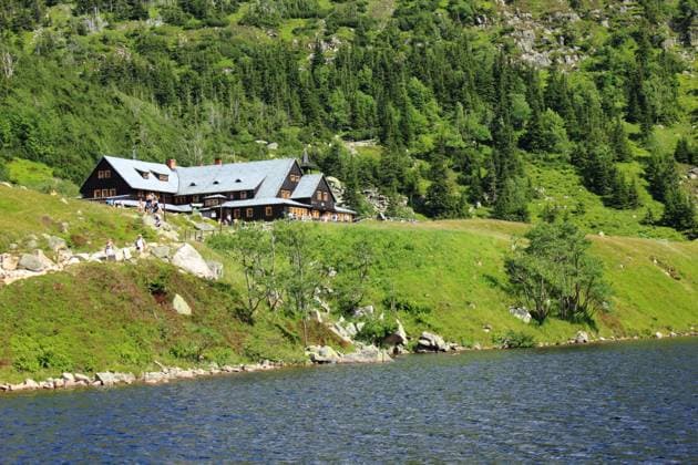 Shelter Samotnia and lake Maly Staw in polish mountains Karkonosze Copyright: xDawidxKrupax xDesignxPicsx , 31177867 Copyright: KamilxMacniakx xDesignxPics 31177867