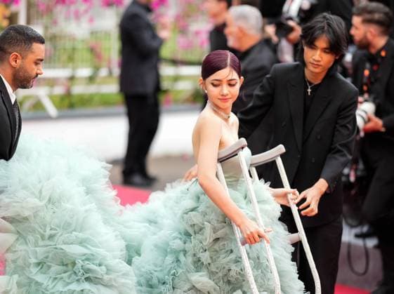 Entertainment Bilder des Tages The Kaibutsu (Monster) Movie Premiere at the 76th Edition of the Cannes Film Festival Actress Shin Yubin won t let some crutches stop her from attending the movie premiere and red carpet event for the movie Kaibutsu (Monster), which is in competition for the Palme d Or, during the 76th edition of the Cannes Film Festival on May 17 2023, in Cannes, France Cannes Palace of Festivals and Congresses of Cannes Cannes France Copyright: xAlexandraxFechetex _ADR8616