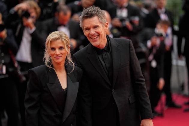 Entertainment Bilder des Tages The Kaibutsu (Monster) Movie Premiere at the 76th Edition of the Cannes Film Festival Ethan Hawke and his wife, Ryan Hawke, attend the movie premiere and red carpet event for the movie Kaibutsu (Monster), which is in competition for the Palme d Or, during the 76th edition of the Cannes Film Festival on May 17 2023, in Cannes, France Cannes Palace of Festivals and Congresses of Cannes Cannes France Copyright: xAlexandraxFechetex _ADR9865