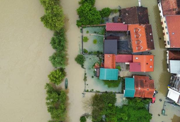 News Themen der Woche KW20 (230517) -- KOSTAJNICA (CROATIA), May 17, 2023 -- Aerial photo taken on May 17, 2023 shows flooded houses near the Una River in Kostajnica, Croatia. Heavy rainfall from last Friday has caused widespread floods in Croatia, triggering the declaration of a state of emergency in the country s central and southeastern areas of Karlovac and Kostajnica. Meanwhile, heavy rainfall has also triggered flood warnings or caused flooding and damages across Central Europe. ( via Xinhua) CROATIA-HEAVY RAINFALL-FLOODS IgorxSoban PIXSELL 